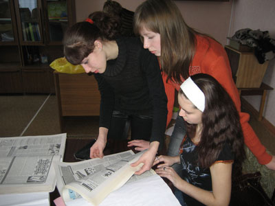 Сметанникова Ж., Пругова Е., (ученицы 10 «А» класса), Литвинова К. (ученица 11 «А») изучают подшивки газеты «Мценский край» за период с 2005 по 2009 годы.